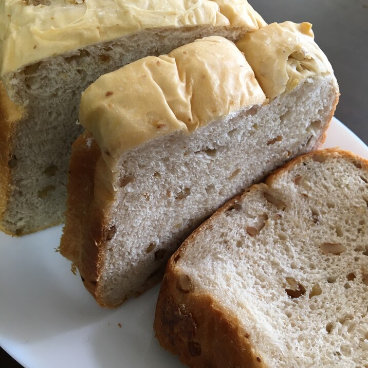 ホームベーカリーで　クルミたっぷり食パン